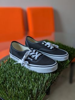 NEW Vans Authentic Black/White Sneakers Women’s 7 Men’s 5.5 w/ Box