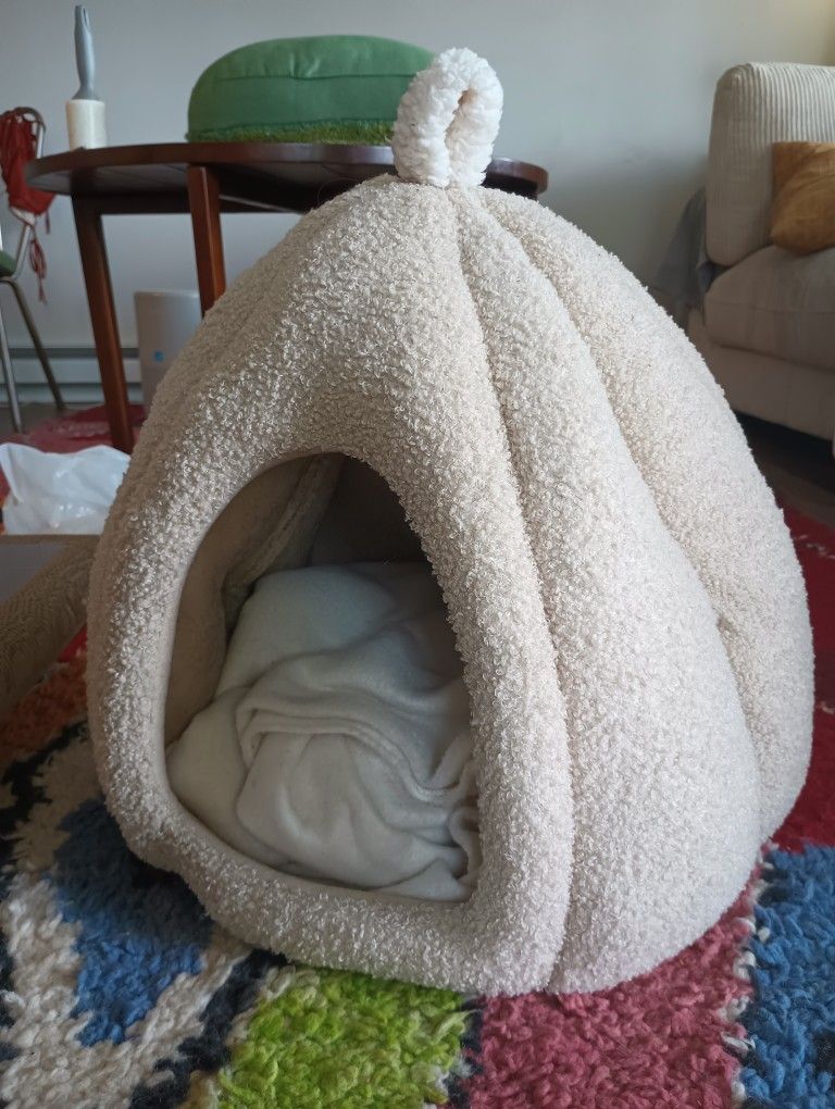 Acorn Shaped Cat Bed