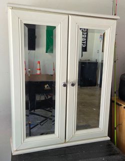 wall cabinet with 3 shelves inside