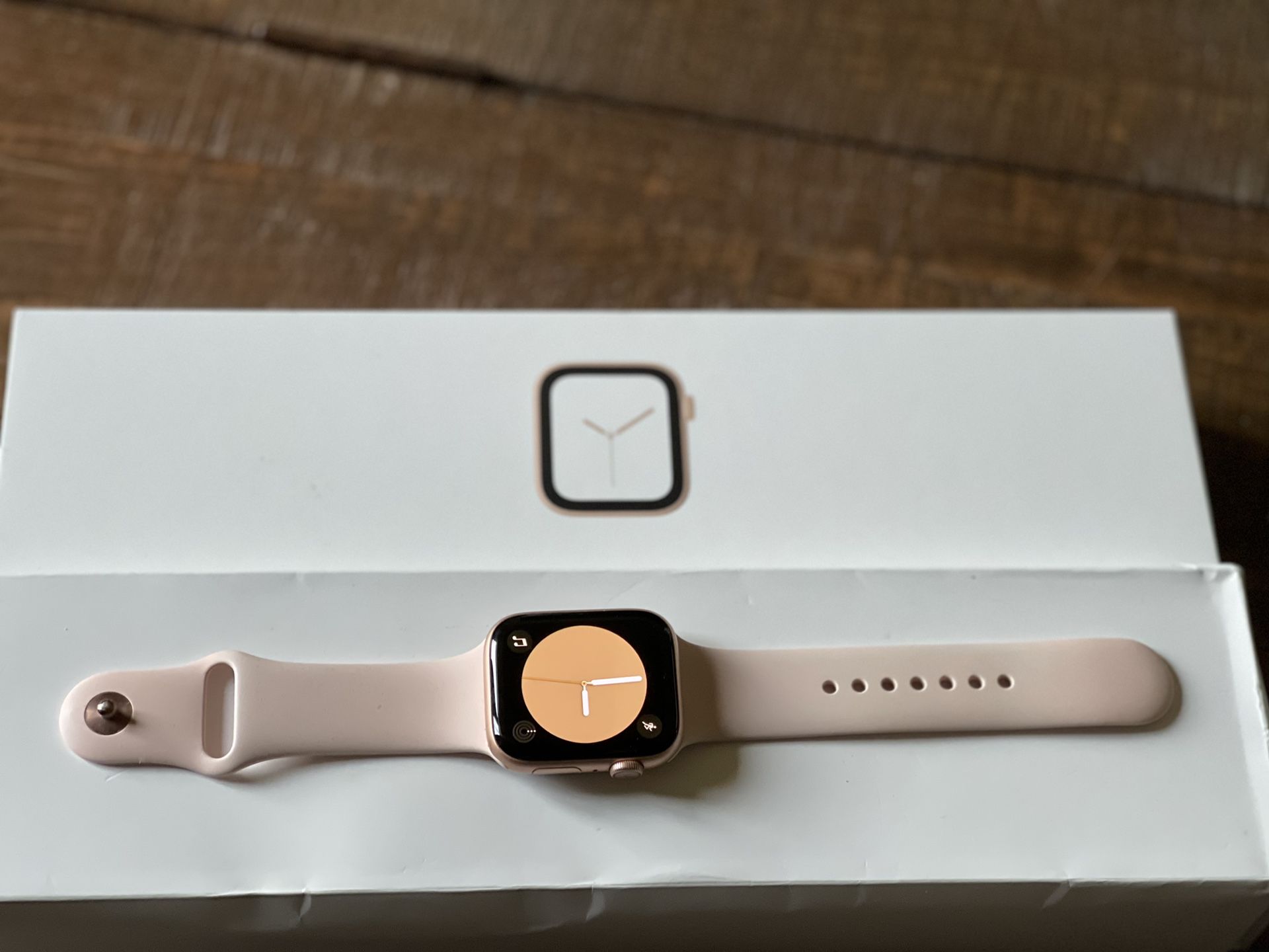 Apple Watch (Series 4 LTE) 44mm Aluminium Rose Gold - Pink Sport Band (GPS+CEL) Like New!