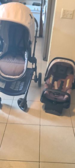 Una carreola y un porta bebe