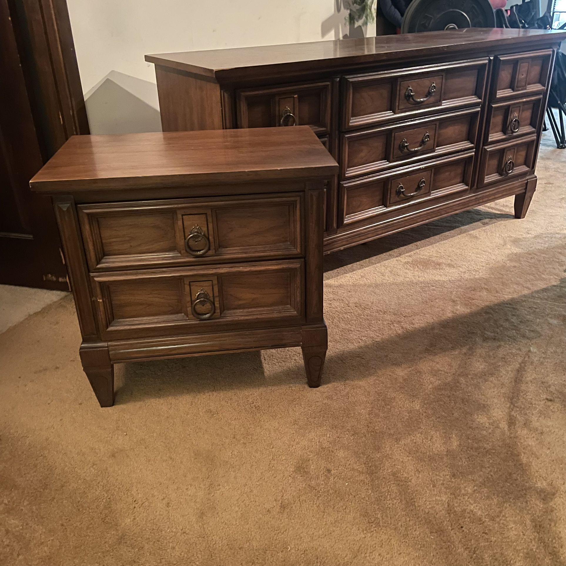 Beautiful Classic Dresser & Nightstand!!