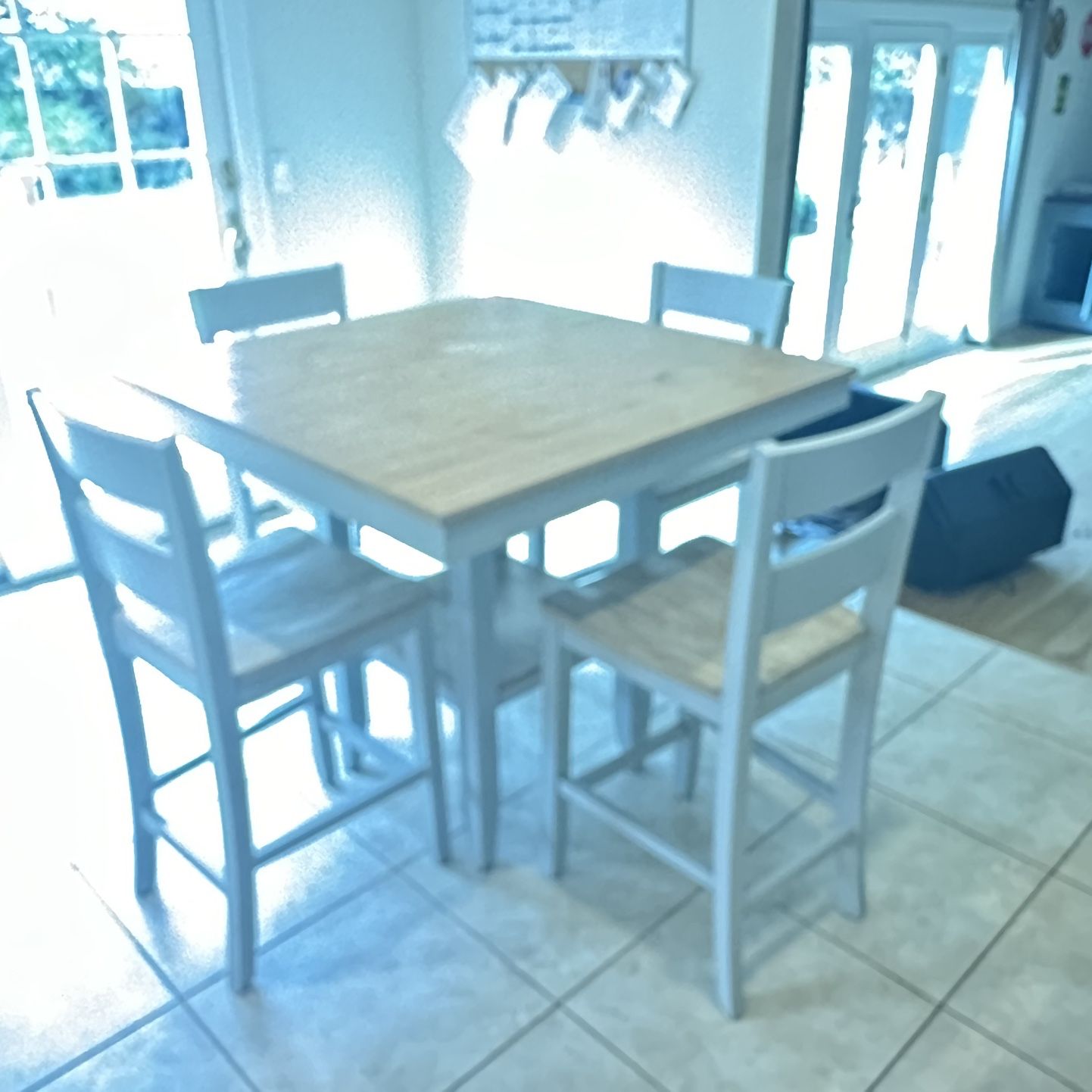 Kitchen/dining table