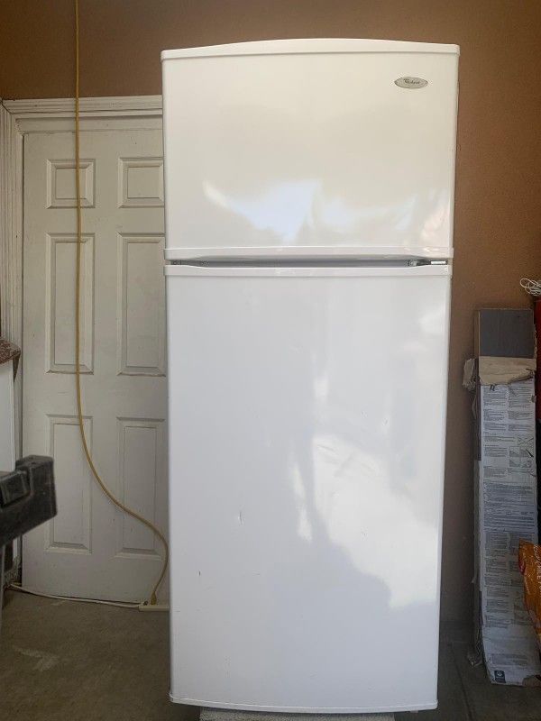 whirlpool white Refrigerator in good condition for sale