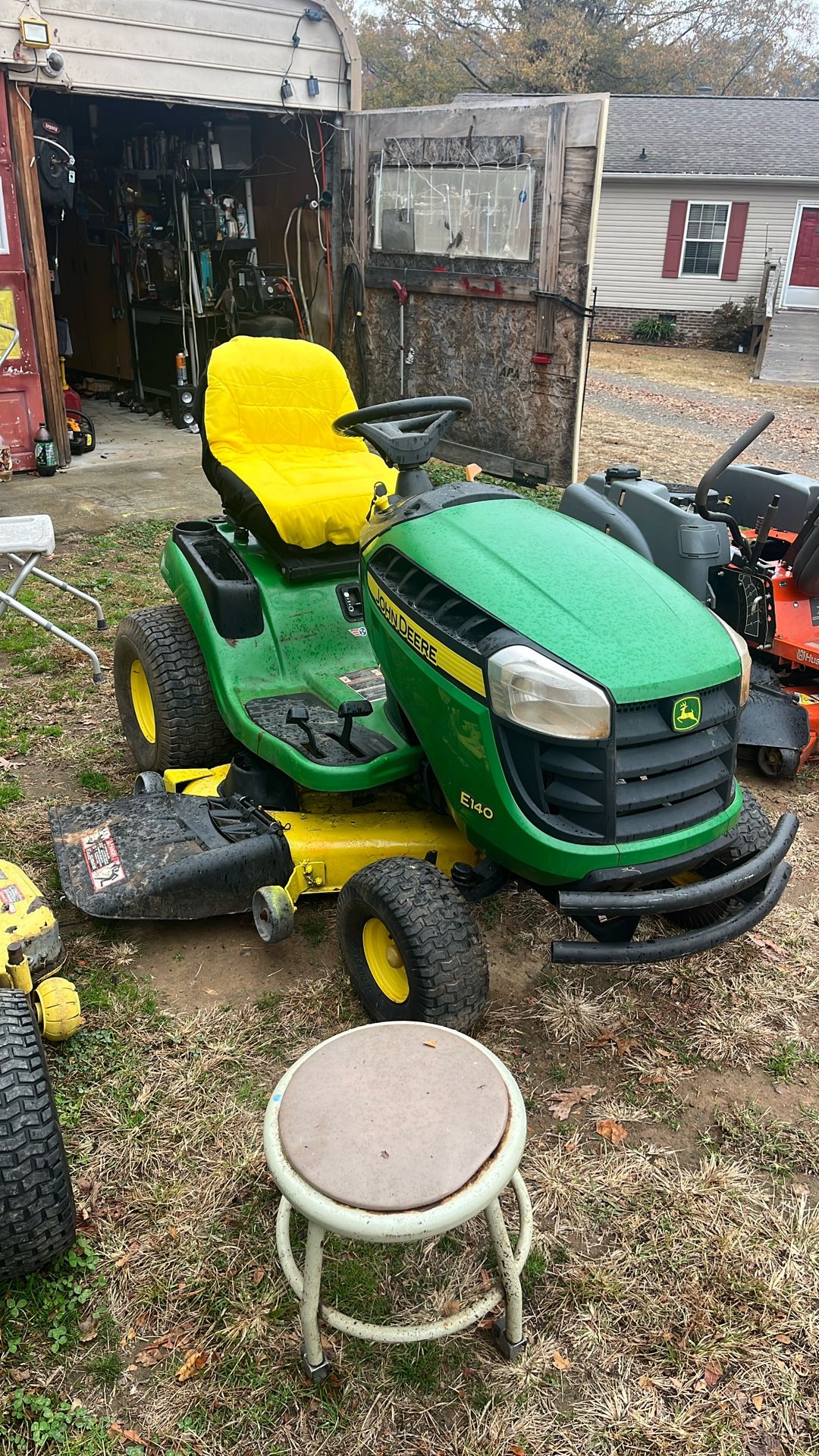 John Deere E140