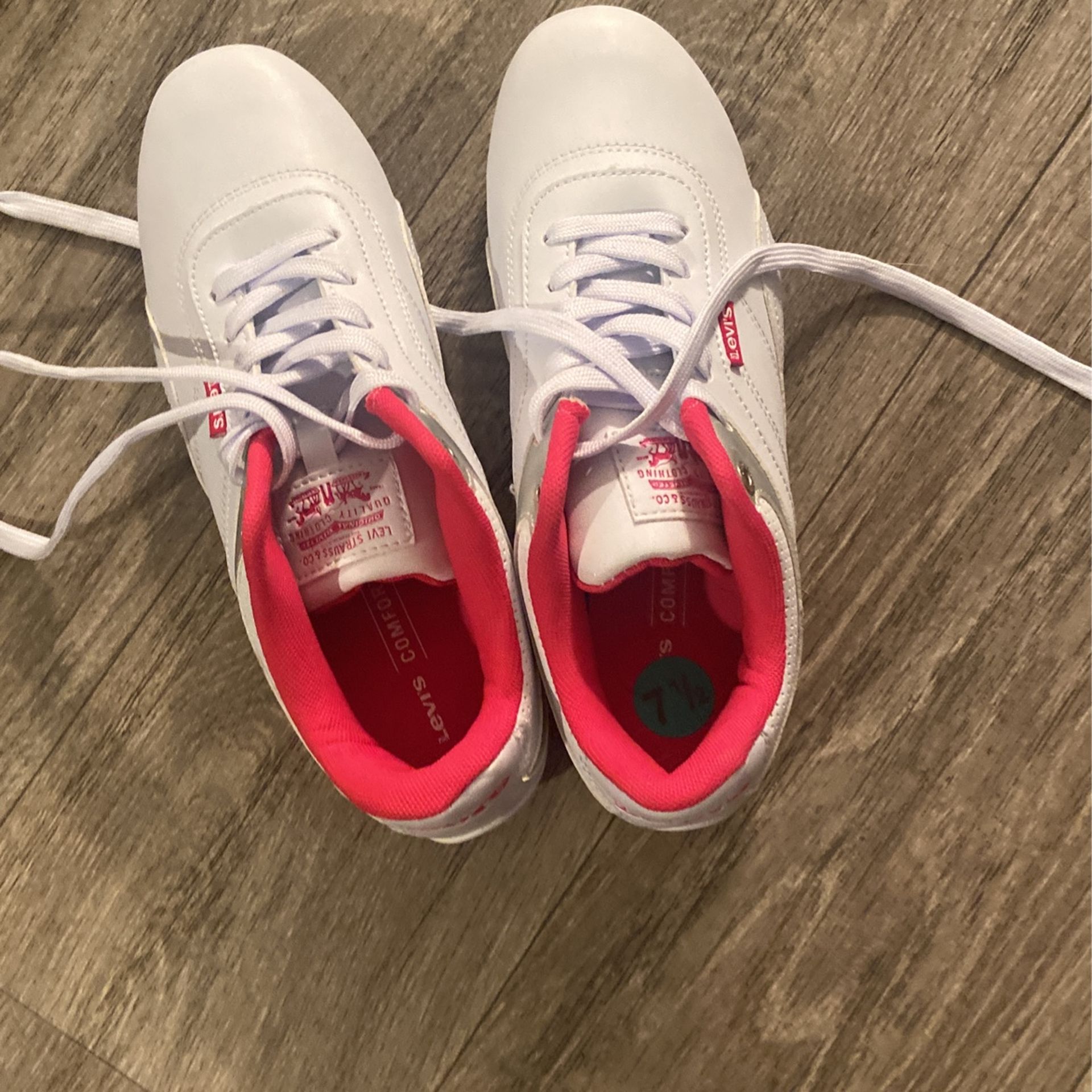 White Levi’s Tennis Shors