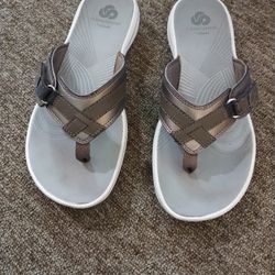 CLARKS Cloudsteppers Women's Sandals Slip On Comfort Cushion Lightweight Pewter Greyish Brownish Color Size 6 