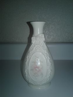 The cameo ribbon vase