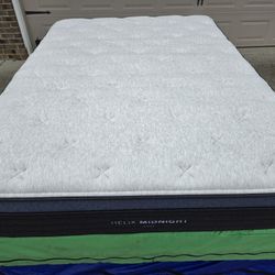 Helix Midnight Luxe Queen mattress
