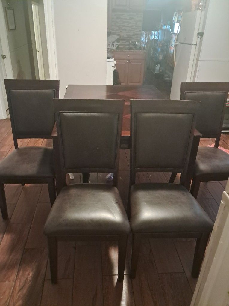 Dining Room Table With Four Chairs In Good Condition 