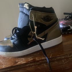 Jordan 1 Gold metallic