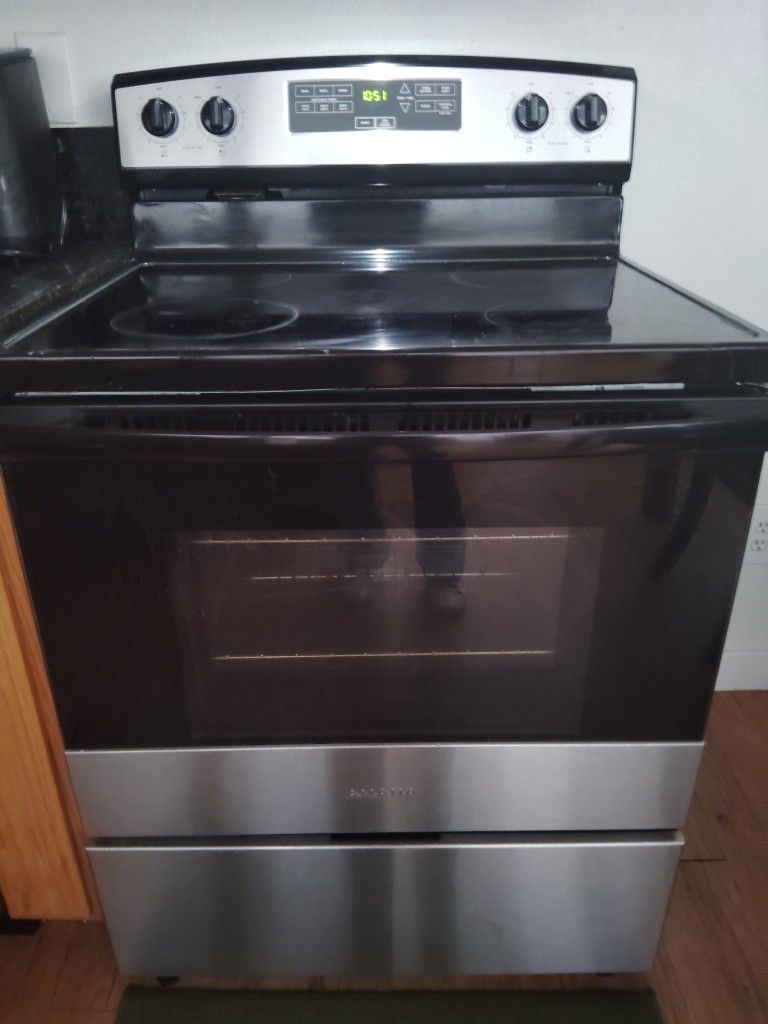 Electric Amana 4 Burner Glass Top. 1 Yr. Old