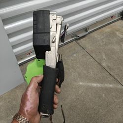 Stinger cap tacker