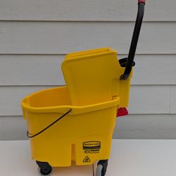 Rubbermaid Commercial Products Wavebrake 26 Qt. Mop Bucket & Wringer 