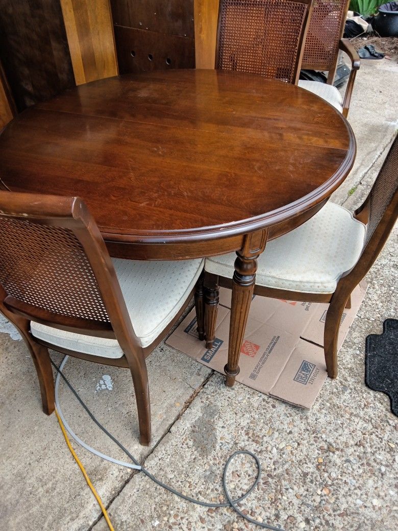 Eathan Allen Round Leaflet Dining Room Table And Chairs