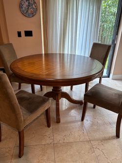 Free round kitchen or dining room table