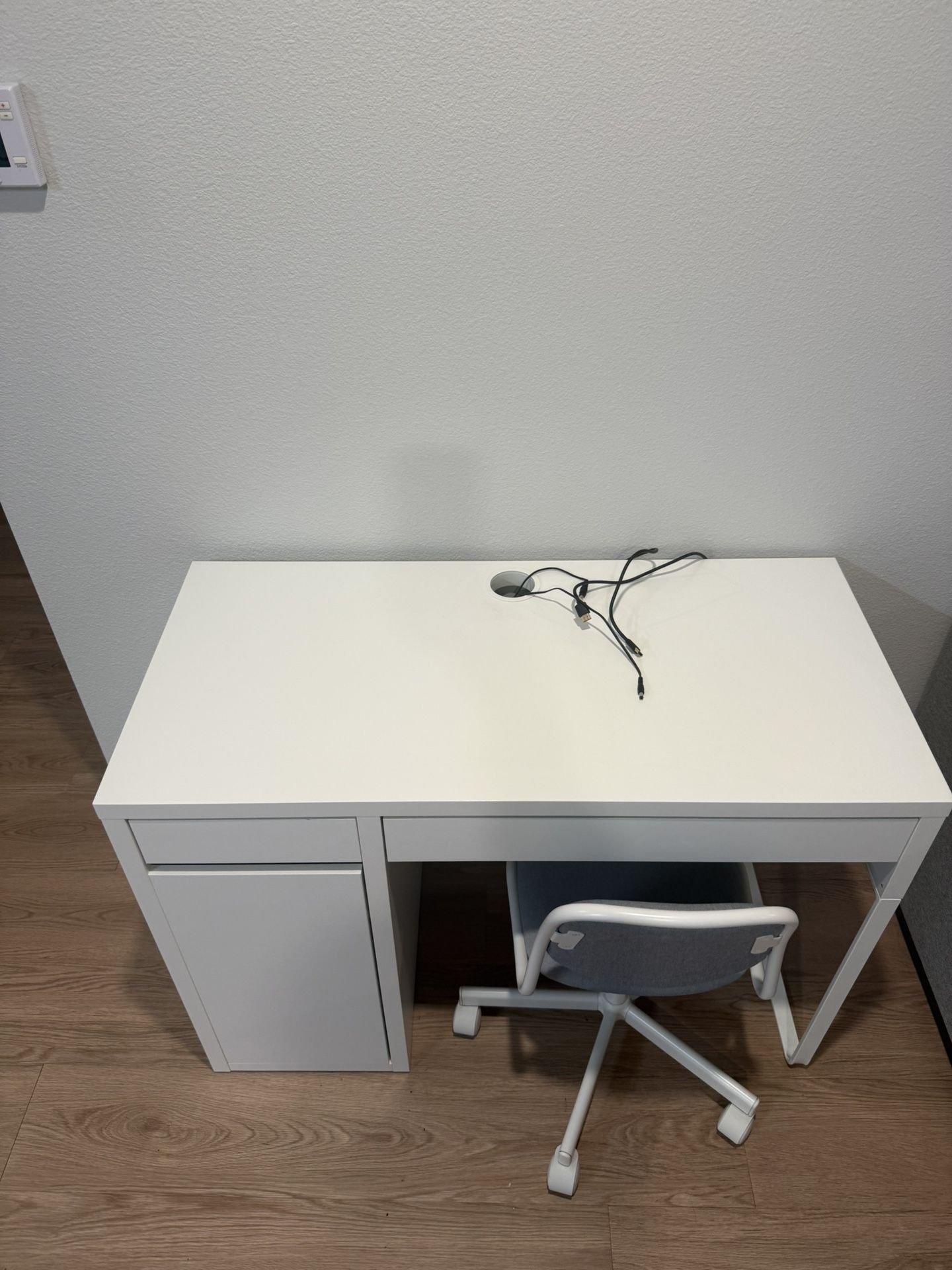 IKEA MICKE Desk