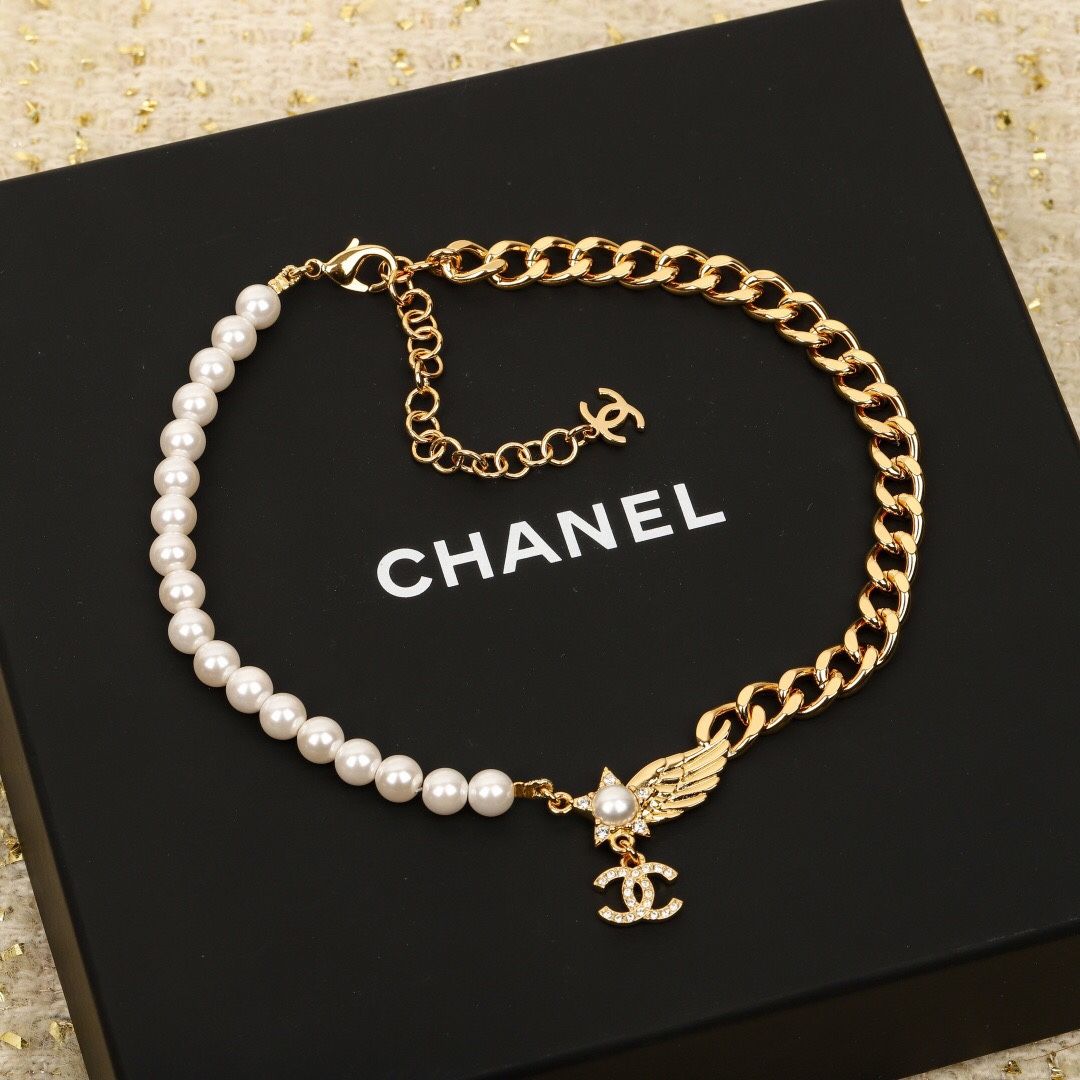 A classic women's necklace