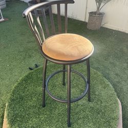 4 Bar Stools - Excellent Condition