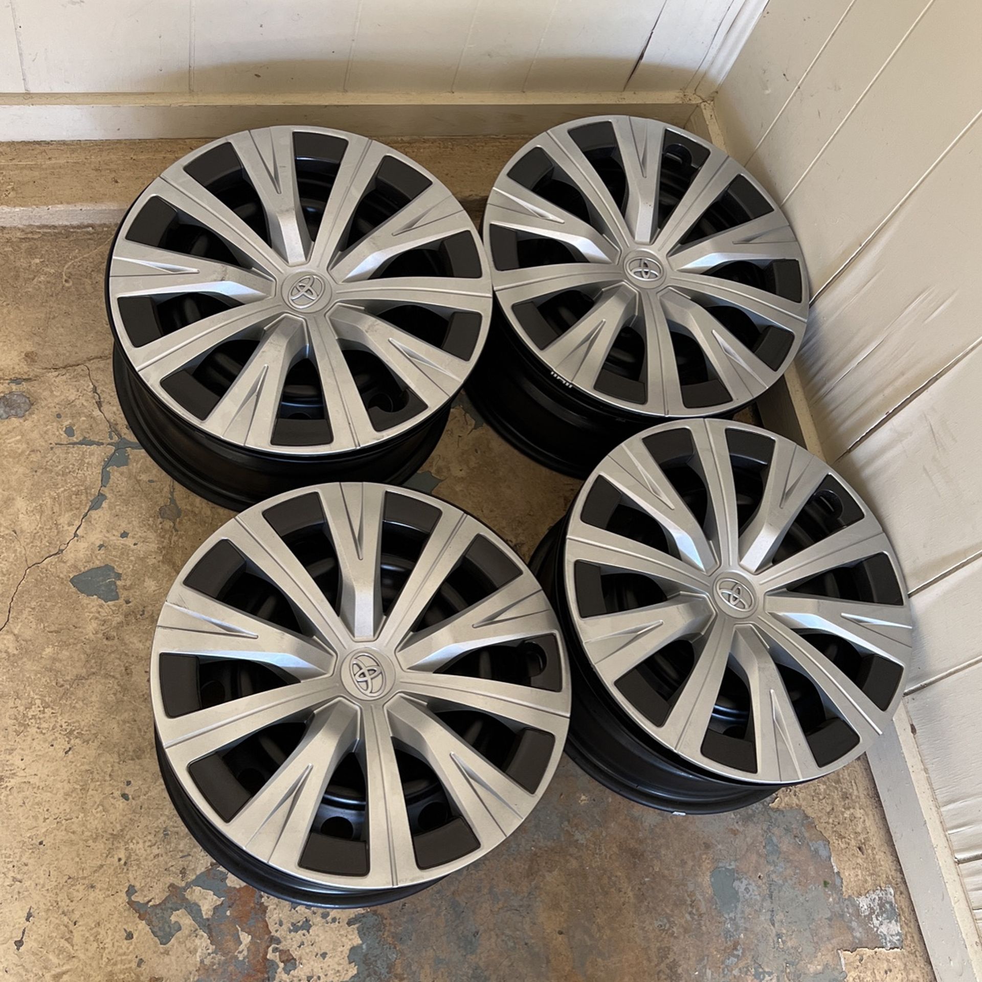 2022 Toyota Camry Rims And Hubcaps All 4 Rim For 250 Or Best Offer