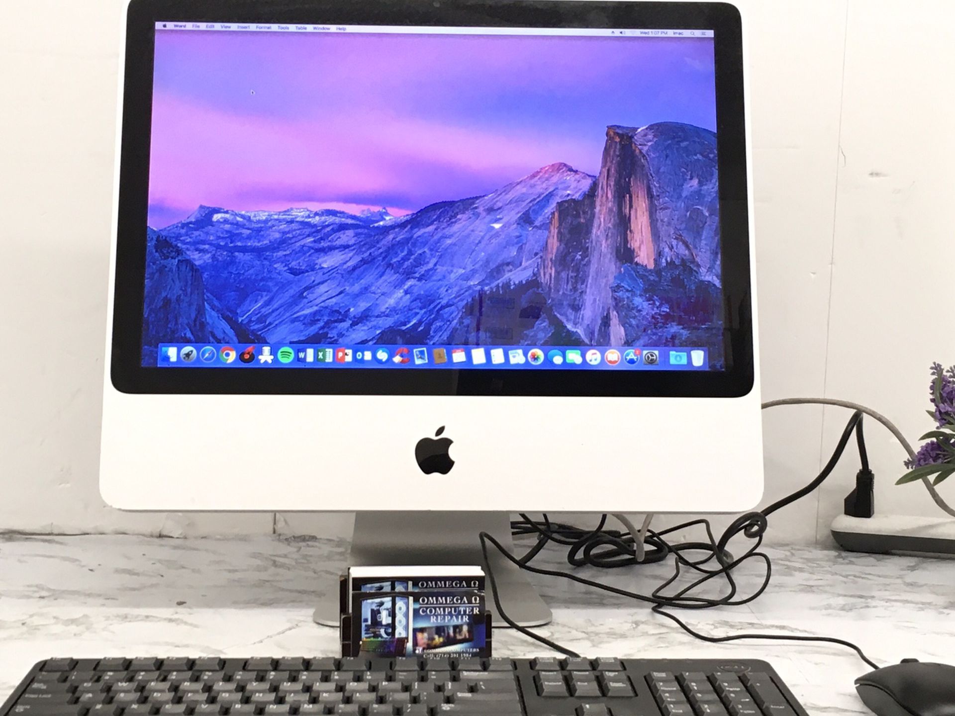 **Apple iMac 20" Early 2009 with Zoom and Microsoft Office ** *Mac OS X El Capitan 10.11.6 ** Price $ 165 ** *Intel Core 2 Duo @ 2.0ghz. *3 GB ram.