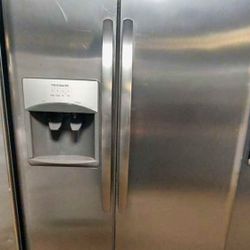 New Frigidaire 26 Cu Ft Side by Side Fridge