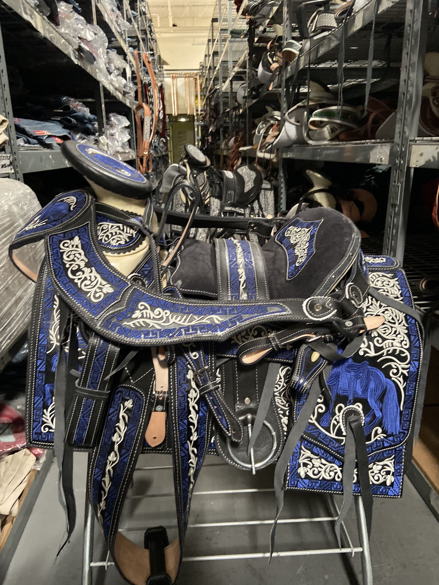Nueva Montura Charra Bordada Con Cantinas Cuadradas