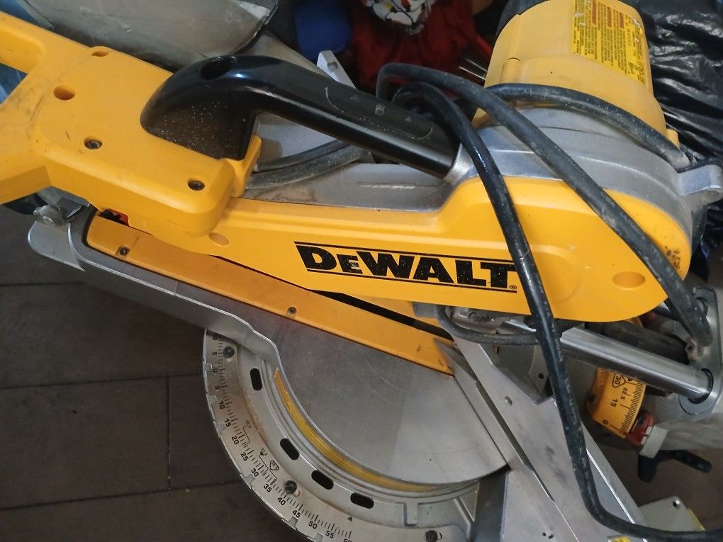 Dewalt 12" (305mn) double bevel sliding miter saw