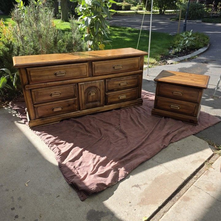 Nice matching wideboy dresser and Nightstand 