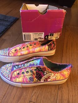 Sketchers slip on girls shoes (new in box size 4.5)
