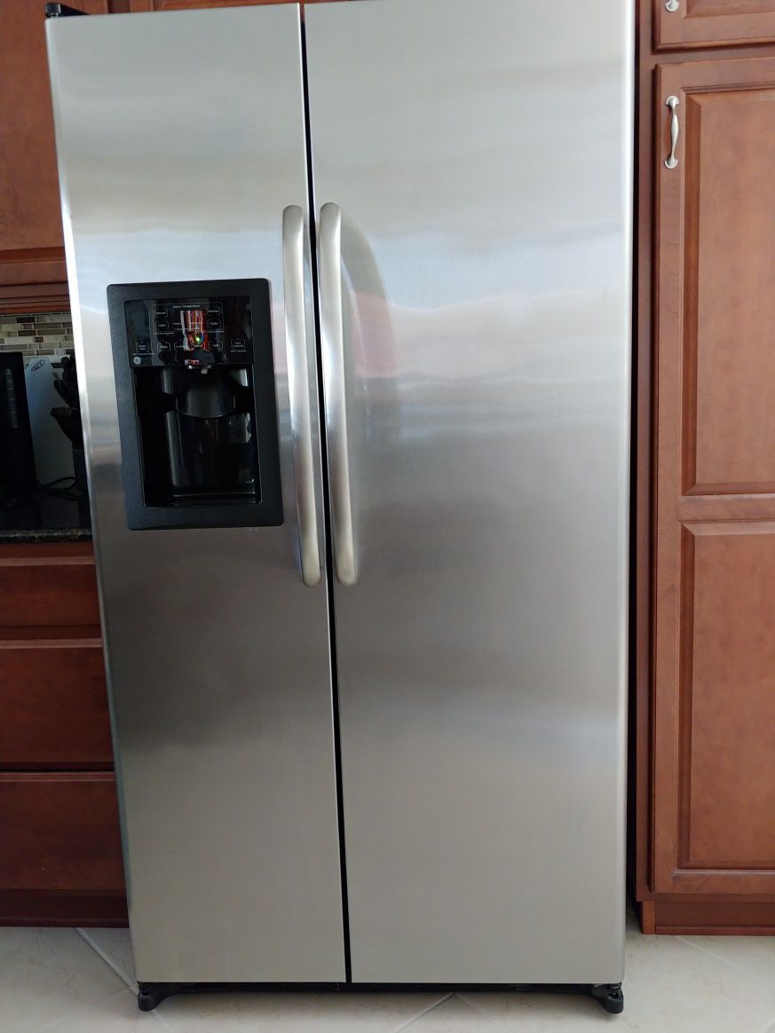 Side-by-Side GE Stainless Steel Refrigerator GSH25JSDB SS