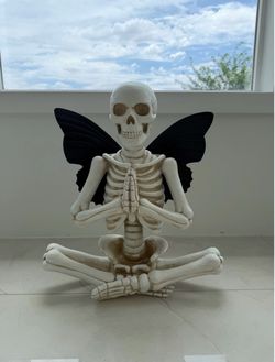 New Halloween Skeleton Statue