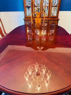 Beautiful Complete Traditional Dining Set