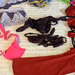 Micro Bikinis De 2 Y 3 Piezas En Todos Los Colores Y Tamaño Y Medias De Red Altas Para Mujeres, Todo Nuevo. Aproximadamente 300 Piezas En Total. 