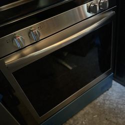 Brand New Frigidaire Gallery Freestanding Electric Glass Top Convection Oven And Built In Air Fryer 