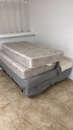Free queen beds and, 2 twin mattresses