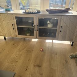 TV / Entertainment Stand