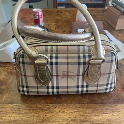 Burberry Handbag- Vintage L, Authentic , With Labels / Burberry Booklet 