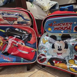 Rolling backpacks for kids like new (11"x 14"x 6"), $10 each/Mochilas con ruedas para niños como nuevas 11"x 14"x 6" $10 c/u