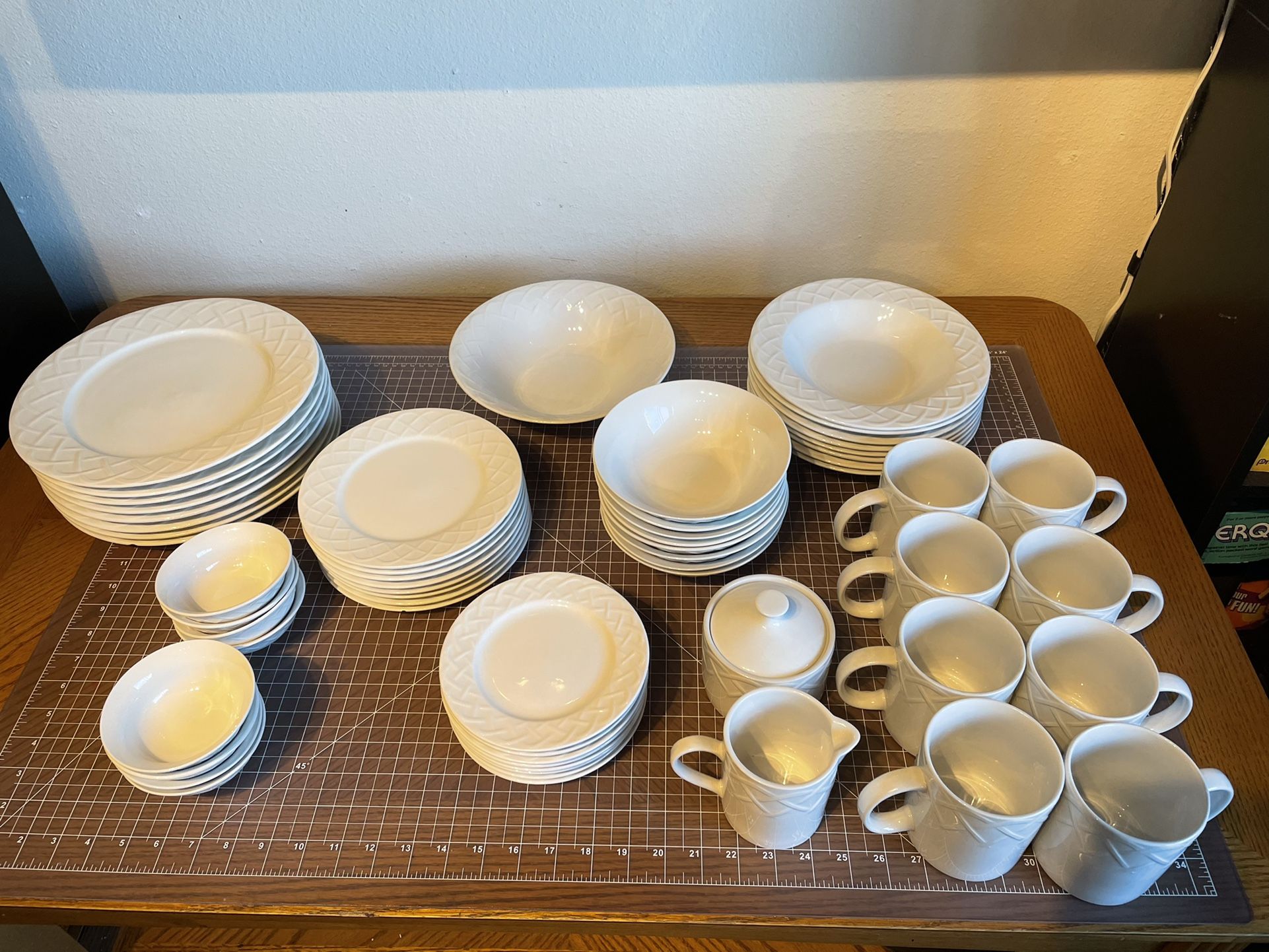 “Picnic” Oneida Dish Set - 8 Place settings