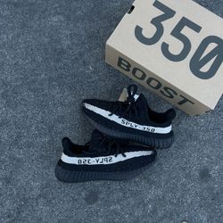 Yeezy 350 Oreo Sizes Available 4Y / 5.5W, 4.5Y / 6W,