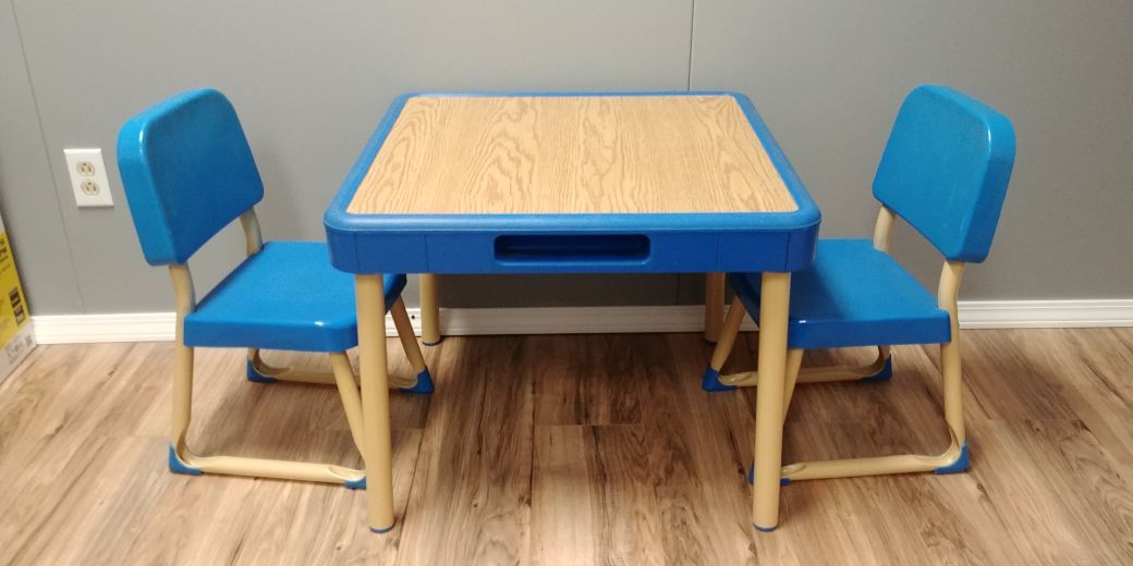 Vintage 1985 fisher top price table and chairs
