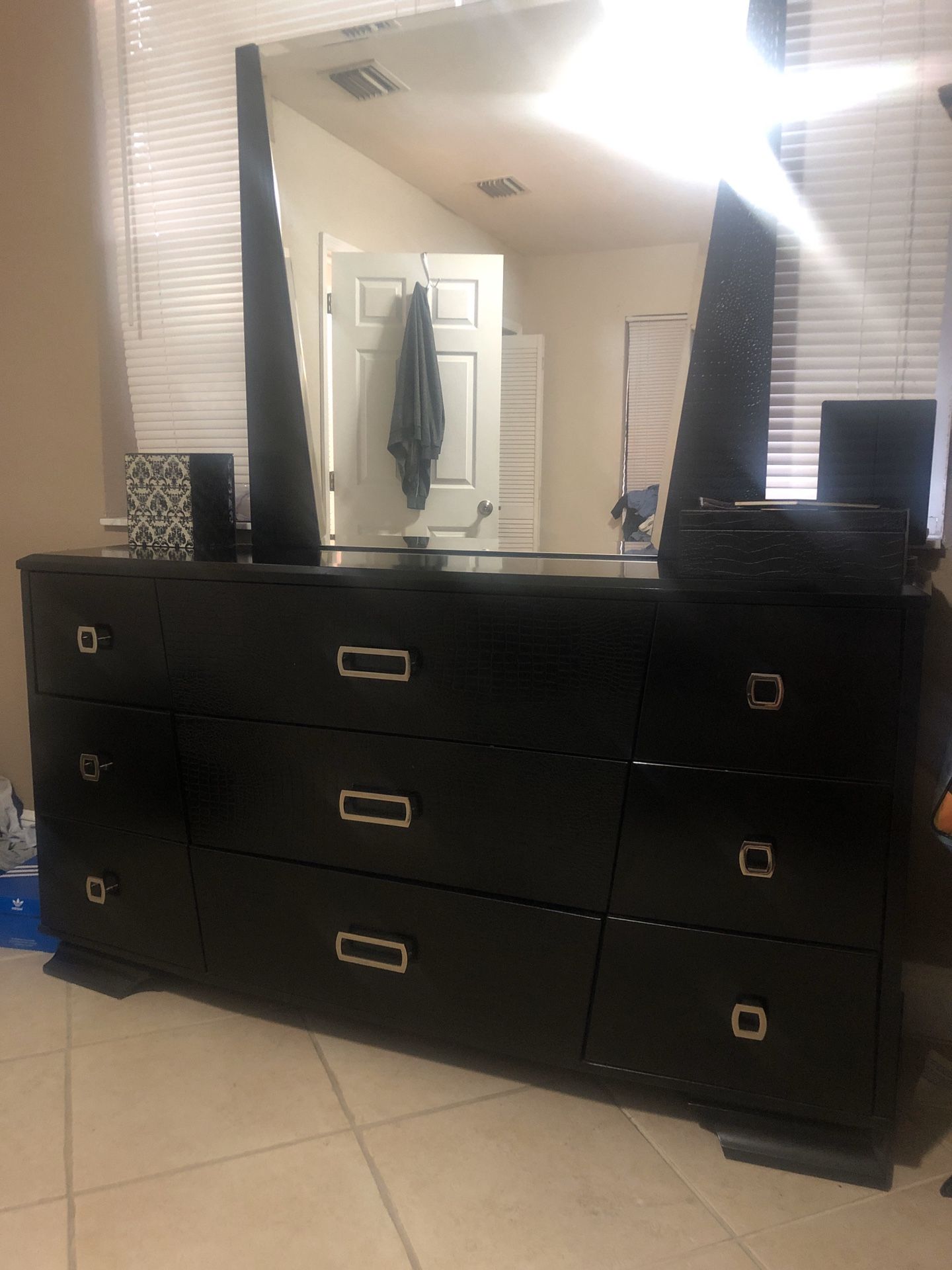 Dresser w/ mirror Sofia Vergara collection
