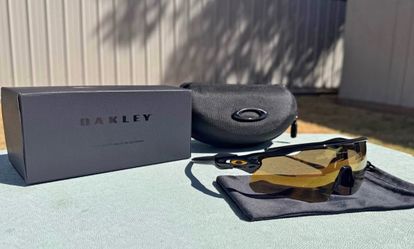 ✅ polarized sunglasses new in box never used came whit case ✅Fast shiping ✅#gafas#gafasdeportivas#gafasciclismo#gafasoakley#gafasformen#oakleysunglass