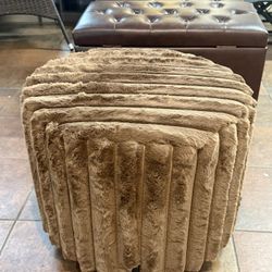 🔥Special Discount 🔥22" Round Ottomans,Faux Fur Upholstered Ottoman Benches with Metal Legs,Lightweight Footstools for Bedroom,Living Room,Entryway(B