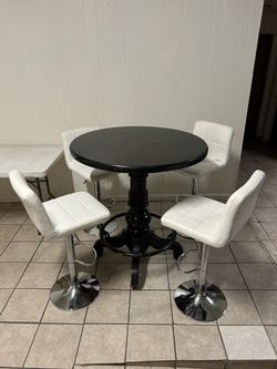 Round Bar Table with 4 White Bar Stools