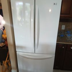 LG FRENCH DOOR FRIDG BOTTOM FREEZER.