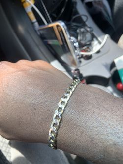 10k Bracelet and Retro 1s hmu ASAP CASH ONLY no lowballing or you’ll be ignored! 💯