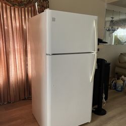 kenmore refrigerator with top freezer - excellent condition