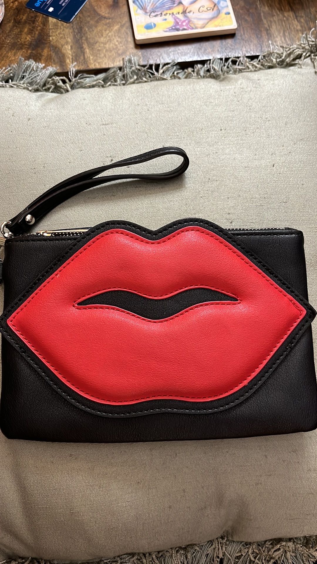 Lip wristlet/clutch
